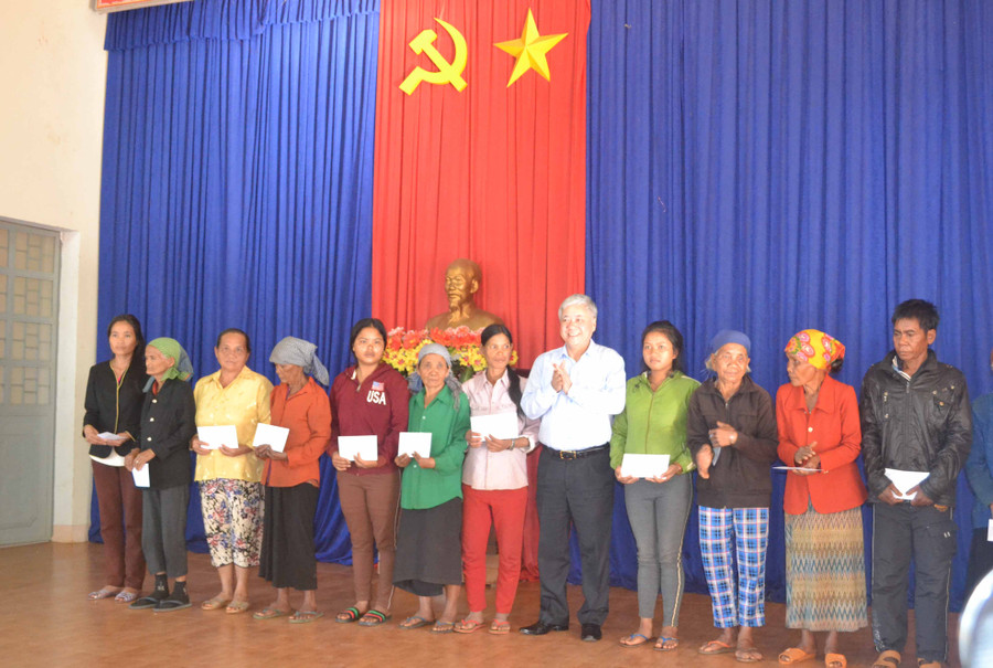  Đồng chí Đỗ Văn Chiến tặng quà cho bà con nghèo xã Ia Dom, huyện Đức Cơ. Ảnh: Hoàng Cư