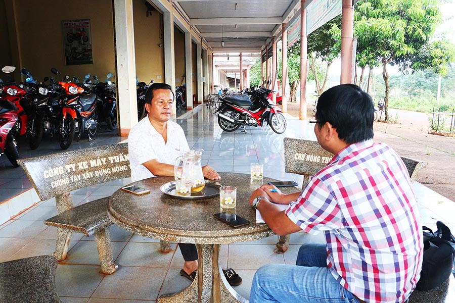  Ông Nguyễn Tuấn-chủ đầu tư chợ trung tâm xã Ia Krai trao đổi cùng P.V. Hiện mặt bằng phía trước ngôi chợ bỏ hoang được ông Tuấn tận dụng kinh doanh xe máy. Ảnh: M.N