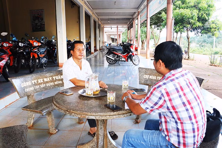  Ông Nguyễn Tuấn-chủ đầu tư chợ trung tâm xã Ia Krai trao đổi cùng P.V. Hiện mặt bằng phía trước ngôi chợ bỏ hoang được ông Tuấn tận dụng kinh doanh xe máy. Ảnh: M.N