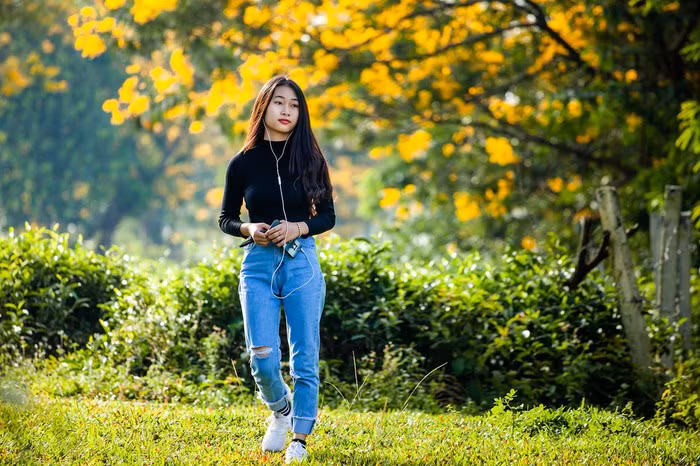 Thiếu nữ bước đi giữa mùa hoa muồng vàng tại Bàu Cạn, Gia Lai