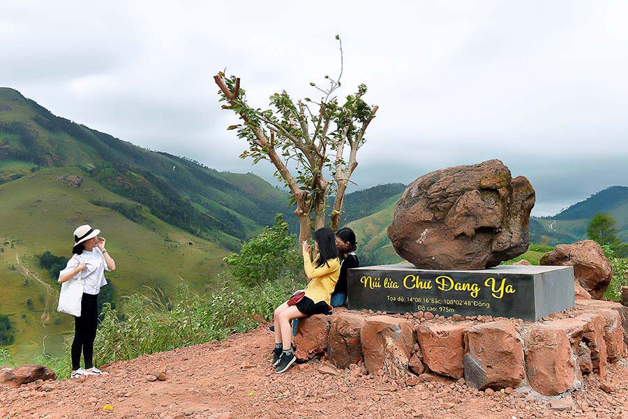  Đỉnh núi Chư Đăng Ya có độ cao 975m so với mặt nước biển