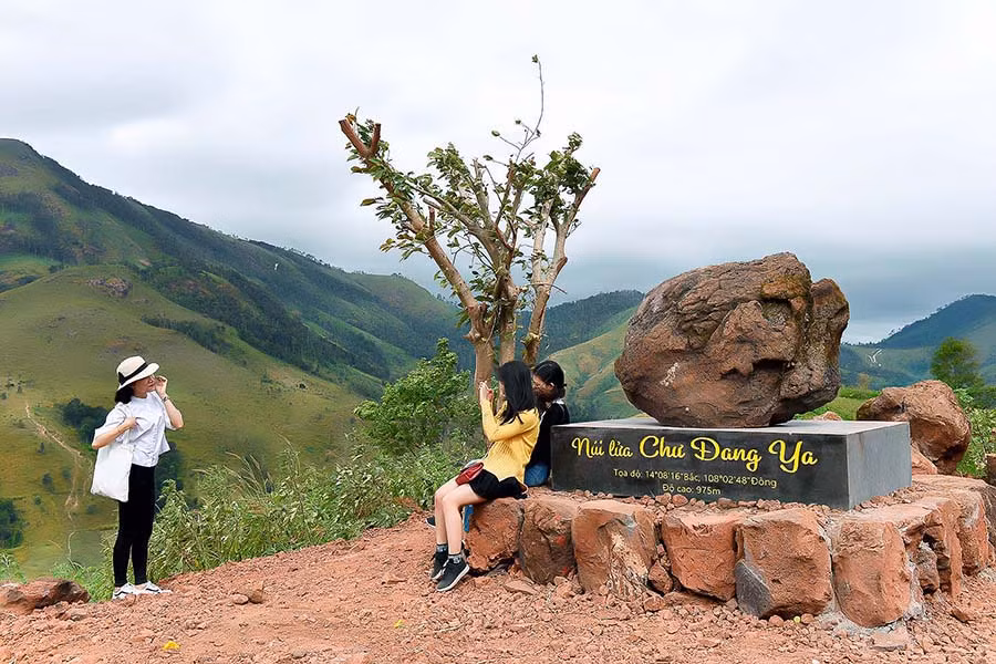  Đỉnh núi Chư Đăng Ya có độ cao 975m so với mặt nước biển