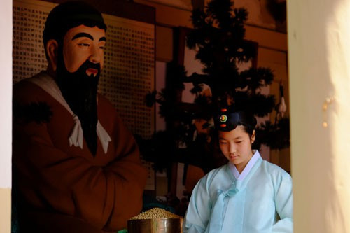  Cô gái dâng lễ tại ngôi đền thờ Vua Dangun trong lễ quốc khánh ở Seoul - Hàn Quốc hôm 3-10 Ảnh: REUTERS