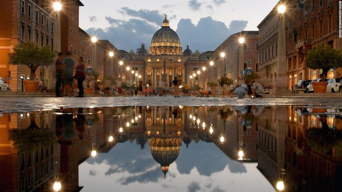  Vatican: Hình ảnh phản chiếu của đền thờ Thánh Peter. Công trình được xây dựng từ năm 1506 nhưng hơn 120 năm sau mới hoàn thiện. Đây là kiệt tác nổi tiếng của kiến trúc Phục Hưng và được đánh giá là 