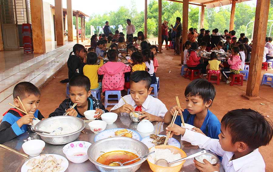 Học sinh Trường Phổ thông Dân tộc Bán trú Tiểu học và THCS Đak Smar ăn bán trú từ thứ 2 đến thứ 6 tại trường trong nhà ăn tạm bợ được thầy-cô dựng lên. Ảnh: N.G