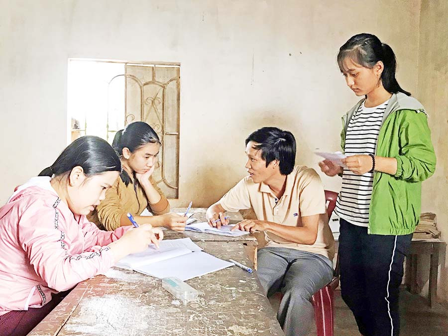  Thầy Phạm Văn Vỹ ân cần giảng bài cho học trò. Ảnh: P.L