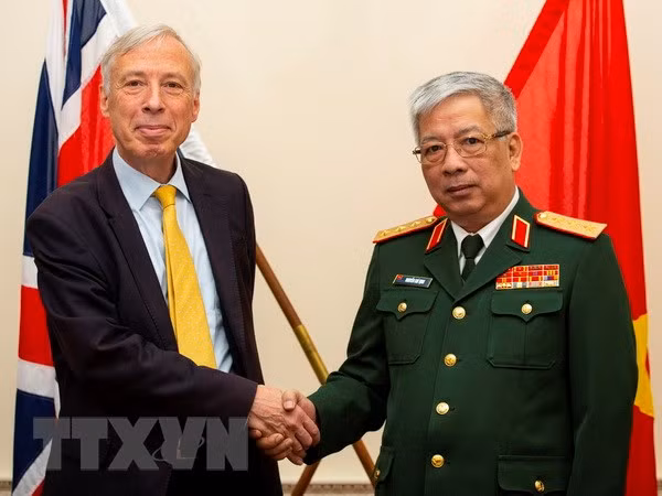 Thượng tướng Nguyễn Chí Vịnh, Ủy viên Trung ương Đảng, Thứ trưởng Bộ Quốc phòng gặp Quốc vụ khanh Bộ Quốc phòng Anh, Bá tước Howe (ông Frederick Curzon) tại Bộ Quốc phòng Anh ngày 28/11/2018. (Ảnh: Tuấn Anh/TTXVN)
