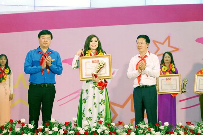  Ông Võ Văn Thưởng (áo trắng) trao giải thưởng Cánh én hồng cho các giáo viên Tổng phụ trách Đội