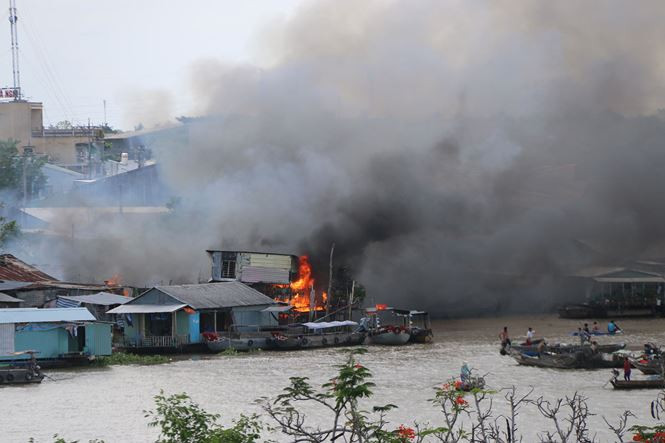 Cháy lớn cạnh chợ nổi Cái Răng (TP. Cần Thơ) Cháy lớn cạnh chợ nổi Cái Răng (TP. Cần Thơ)