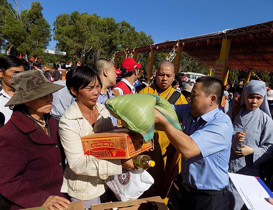 Đồng bào Phật giáo tặng quà người nghèo. Ảnh: Thanh Nhật
