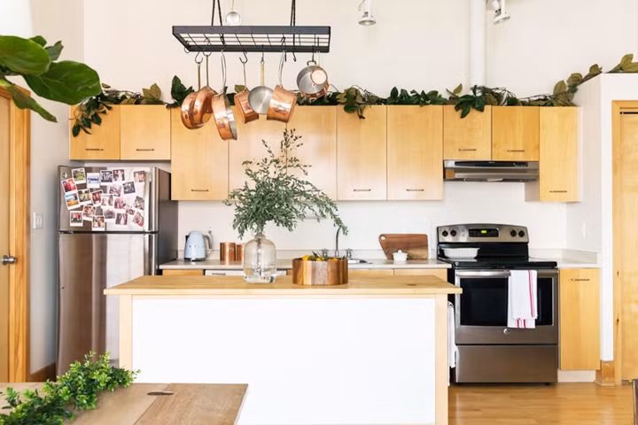  Khu vực nấu nướng nhỏ gọn nhưng tiện nghi, tủ lạnh, lò nướng lắp ráp sát vào tường tiết kiệm diện tích.