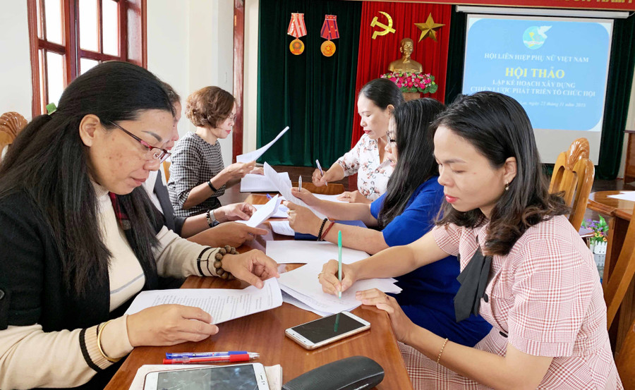 Các đại biểu chia nhóm thảo luận các vấn đề trong chiến lược phát triển Hội LHPN Việt Nam. Ảnh: Nguyên Bình