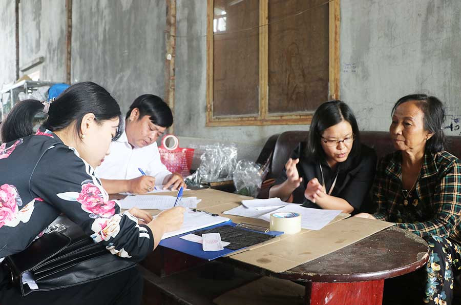 Kiểm tra đánh giá an toàn thực phẩm tại các cơ sở thu mua rau trên địa bàn huyện Đak Pơ. Ảnh: Ngọc Minh