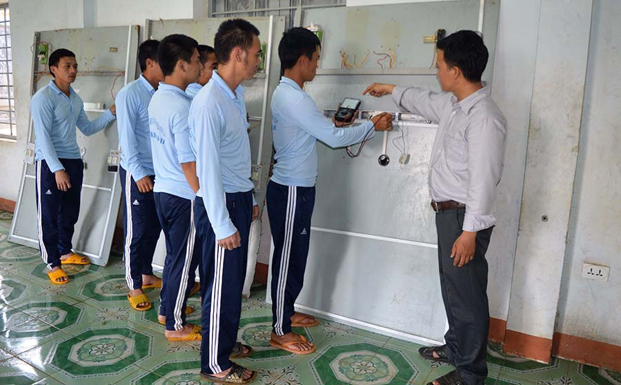 Giờ thực hành nghề điện dân dụng của các học viên tại Cơ sở Tư vấn và Cai nghiện ma túy tỉnh. Ảnh: đinh yến