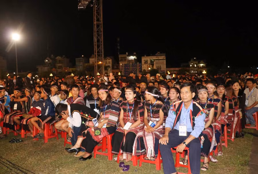 Đội cồng chiêng thị xã An Khê trước giờ khai mạc. Ảnh: Ngọc Minh