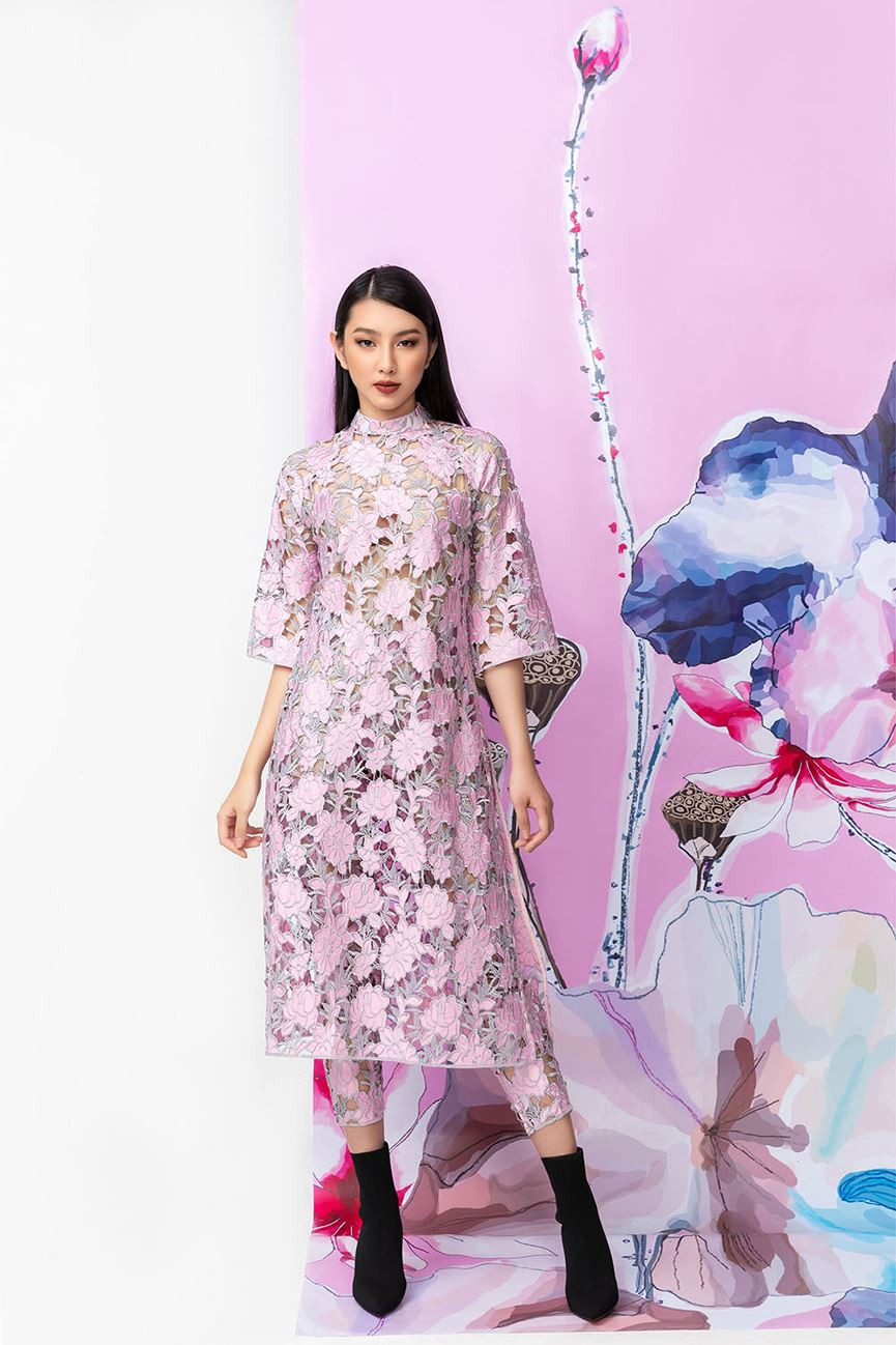 Sở hữu nét đẹp hiện đại lại đậm chất Á đông, Thùy Tiên không khó khi phô diễn được toàn bộ ý tưởng trang phục của NTK Thủy Nguyễn. Sở hữu nét đẹp hiện đại lại đậm chất Á đông, Thùy Tiên không khó khi phô diễn được toàn bộ ý tưởng trang phục của NTK Thủy Nguyễn.