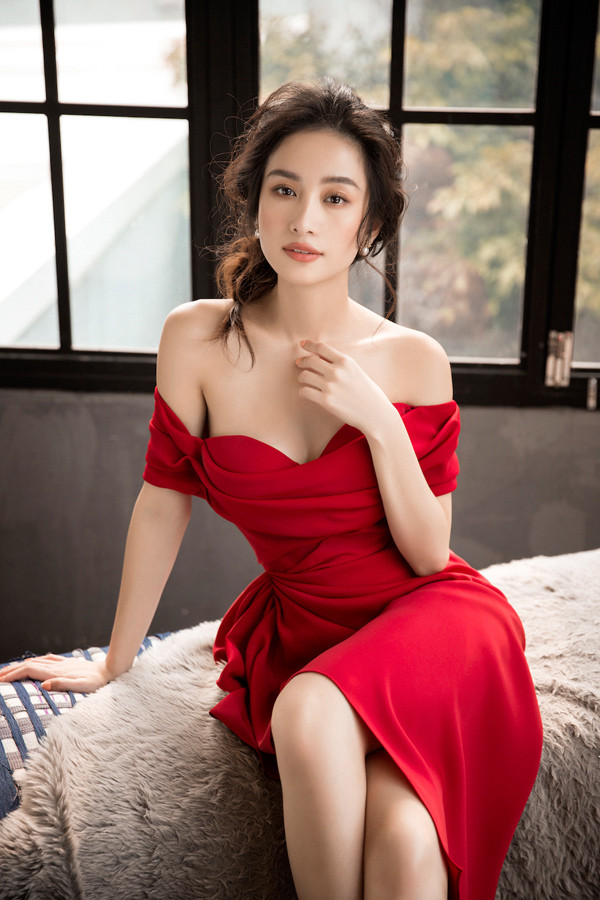 Sắc đỏ nồng nàn cùng form cúp ngực khéo léo đem tới cho Jun Vũ vẻ sexy nhưng không hề phản cảm. Sắc đỏ nồng nàn cùng form cúp ngực khéo léo đem tới cho Jun Vũ vẻ sexy nhưng không hề phản cảm.