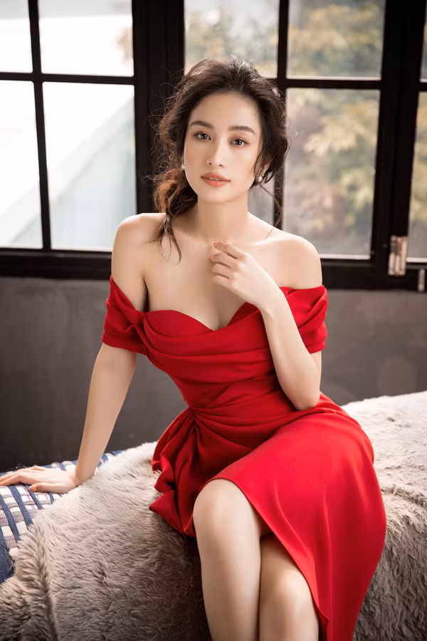  Sắc đỏ nồng nàn cùng form cúp ngực khéo léo đem tới cho Jun Vũ vẻ sexy nhưng không hề phản cảm.