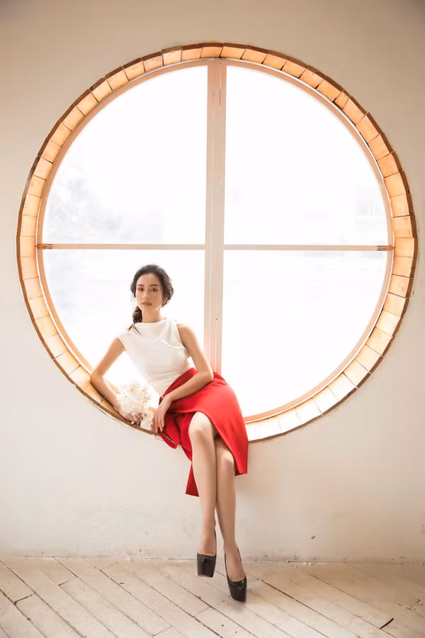 Từng làm việc cùng nhau trong nhiều dự án trước đó, Lê Thanh Hòa biết cách chọn những thiết kế phù hợp với vóc dáng và thế mạnh khuôn mặt nữ diễn viên.