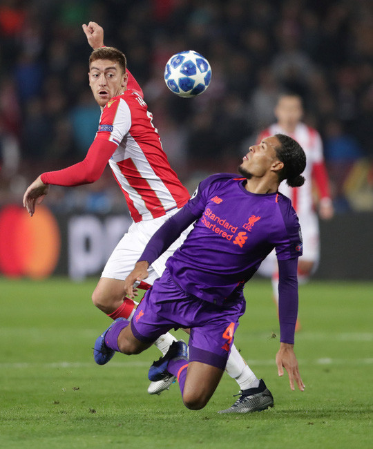 Trung vệ Van Dijk không ngăn được Pavkov ghi bàn mở tì số