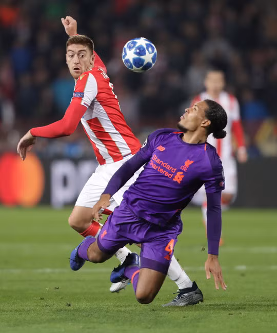 Trung vệ Van Dijk không ngăn được Pavkov ghi bàn mở tì số