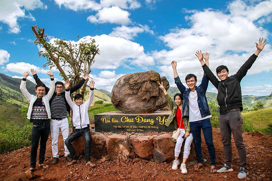  Nhiều bạn trẻ đã kịp chụp ảnh với hòn đá biểu tượng của núi lửa Chư Đăng Ya để chia sẻ trên các diễn đàn du lịch. Ảnh: Nguyễn Linh Vinh Quốc