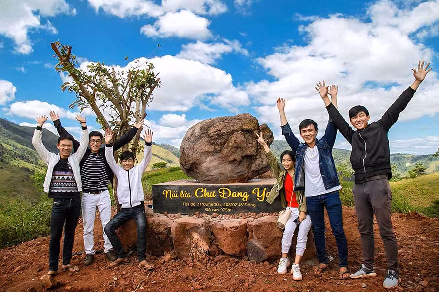  Nhiều bạn trẻ đã kịp chụp ảnh với hòn đá biểu tượng của núi lửa Chư Đăng Ya để chia sẻ trên các diễn đàn du lịch. Ảnh: Nguyễn Linh Vinh Quốc