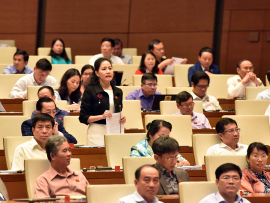 Đại biểu Phan Thị Bình Thuận (TP HCM) đóng góp ý kiến cho dự thảo Luật Đặc xá (sửa đổi) tại phiên họp Quốc hội ngày 7-11 Ảnh: Đình Nam