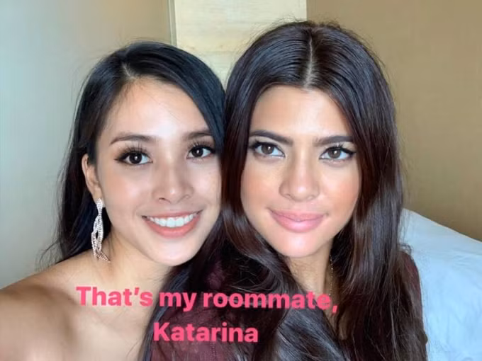  Tiểu Vy (trái) chụp ảnh cùng Hoa hậu Philippines - Katarina Rodriguez.