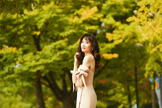 Chọn trang phục màu nude để thể hiện sự sành điệu với xu hướng thu đông, nữ ca sĩ giúp từng shoot hình thêm cuốn hút bởi kiểu dáng trang phục hợp mốt. Chọn trang phục màu nude để thể hiện sự sành điệu với xu hướng thu đông, nữ ca sĩ giúp từng shoot hình thêm cuốn hút bởi kiểu dáng trang phục hợp mốt.