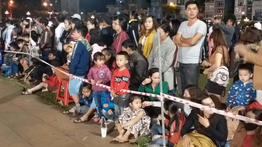 Một số người dân và du khách có mặt từ sớm để chọn cho mình vị trí tốt nhất để xem. Ảnh: Ngọc Sang