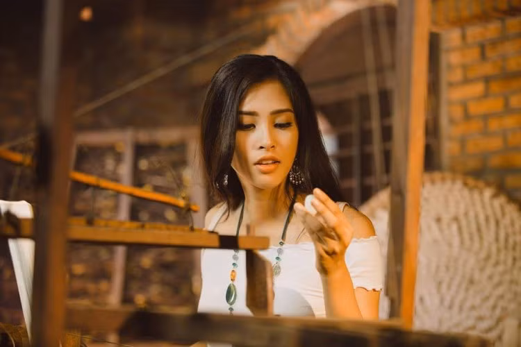  Sau gần một tuần có mặt tại Hải Nam Trung Quốc, Tiểu Vy đã có sự thể hiện khá tốt. Cô liên tục lọt ống kính của phóng viên và thường xuyên xuất hiện trên trang chủ cuộc thi. Mới đây cô đã xuất sắc bước vào vòng thi thứ hai của phần thi Tài Năng.