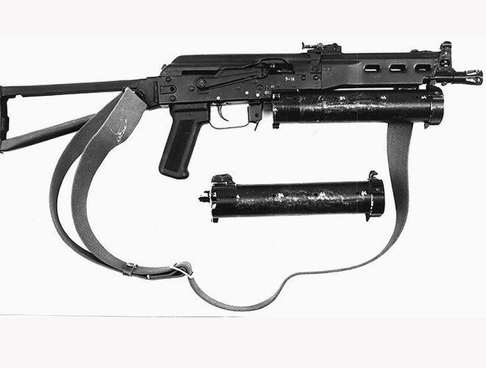  PP-19 Bizon có thước ngắm cơ khí tương tự như các mẫu AK nhưng khả năng tinh chỉnh khác đi do tầm bắn ngắn hơn, chỉ còn các mức 50m,100m,150m và 200m.