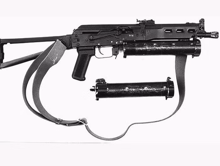  PP-19 Bizon có thước ngắm cơ khí tương tự như các mẫu AK nhưng khả năng tinh chỉnh khác đi do tầm bắn ngắn hơn, chỉ còn các mức 50m,100m,150m và 200m.