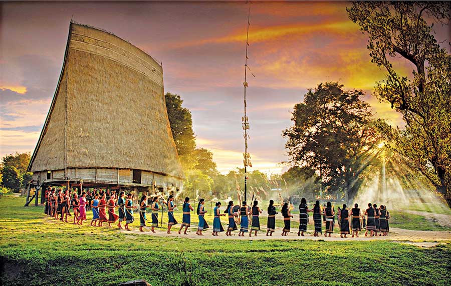 Vòng xoang ngày hội. Ảnh: Hùng Hoa Lư