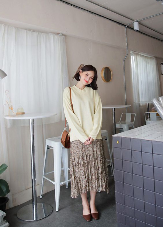  Khi không khí chưa quá lạnh, chị em văn phòng vẫn có thể diện các kiểu chân váy mềm mại. Nhưng cần chọn thêm các kiểu áo dệt kim có độ dày mỏng phù hợp với tiết trời.