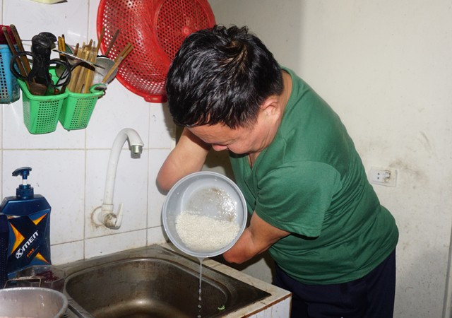 Bằng đôi tay này, ông có thể tự làm mọi việc trong gia đình, từ chăm con, nấu nướng...