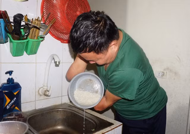 Bằng đôi tay này, ông có thể tự làm mọi việc trong gia đình, từ chăm con, nấu nướng...