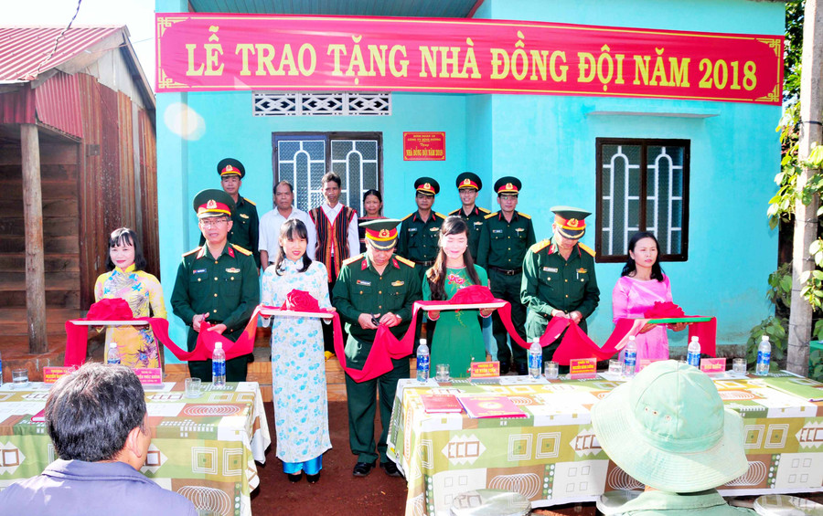 Đại diện cơ quan chính trị Binh đoàn 15 và lãnh đạo Công ty Bình Dương cắt băng khánh thành và bàn giao nhà cho anh Kpuih Bíp. Ảnh: Sơn Tùng