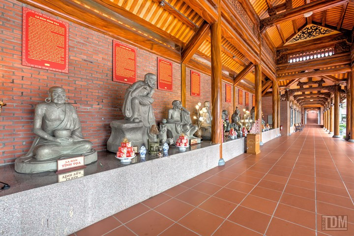  Đặc biệt, với hành lang La Hán hai bên, bộ tượng đá 18 vị La Hán được bày trí hài hòa, mỗi vị mỗi vẻ, gây ấn tượng đối với du khách và phật tử thập phương.