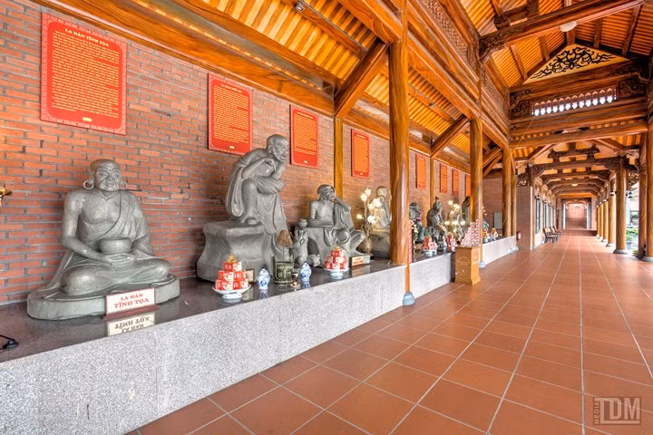  Đặc biệt, với hành lang La Hán hai bên, bộ tượng đá 18 vị La Hán được bày trí hài hòa, mỗi vị mỗi vẻ, gây ấn tượng đối với du khách và phật tử thập phương.