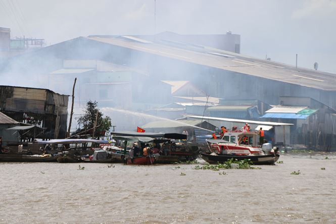 Ca nô chuyên dụng chữa cháy trên sông.  Ca nô chuyên dụng chữa cháy trên sông.