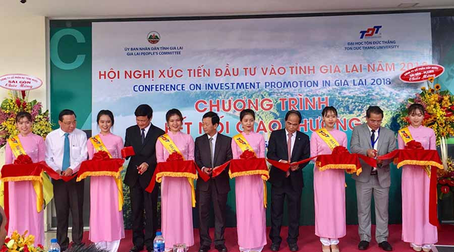 Lãnh đạo tỉnh Gia Lai và Trường Đại học Tôn Đức Thắng cắt băng khai mạc Triển lãm. Ảnh: Hà Duy Lãnh đạo tỉnh Gia Lai và Trường Đại học Tôn Đức Thắng cắt băng khai mạc Triển lãm. Ảnh: Hà Duy