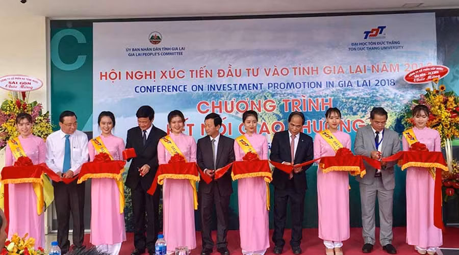 Lãnh đạo tỉnh Gia Lai và Trường Đại học Tôn Đức Thắng cắt băng khai mạc Triển lãm. Ảnh: Hà Duy