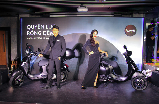 Phiên bản cao cấp nhất là Vespa GTS Notte 300 cc với giá bán 129 triệu đồng.