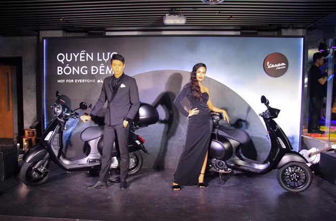 Phiên bản cao cấp nhất là Vespa GTS Notte 300 cc với giá bán 129 triệu đồng.