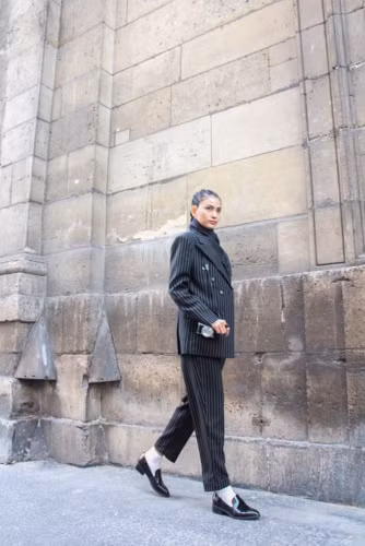  Cô lựa chọn phong cách trang điểm tự nhiên, nhẹ nhàng nhưng vẫn cuốn hút. 