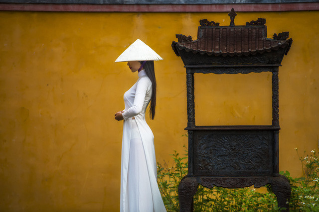 Thiếu nữ Huế bên đền đài