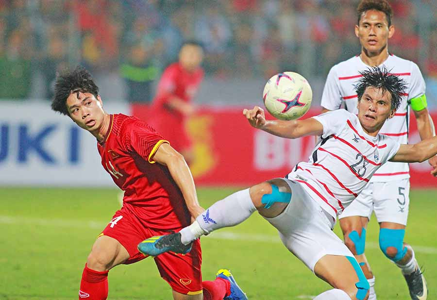  Tiền đạo Công Phượng (bên trái) trong trận thắng Campuchia với tỷ số 3-0 tại vòng bảng AFF Suzuki Cup 2018. Ảnh: M.V