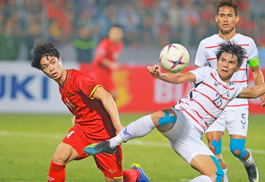  Tiền đạo Công Phượng (bên trái) trong trận thắng Campuchia với tỷ số 3-0 tại vòng bảng AFF Suzuki Cup 2018. Ảnh: M.V